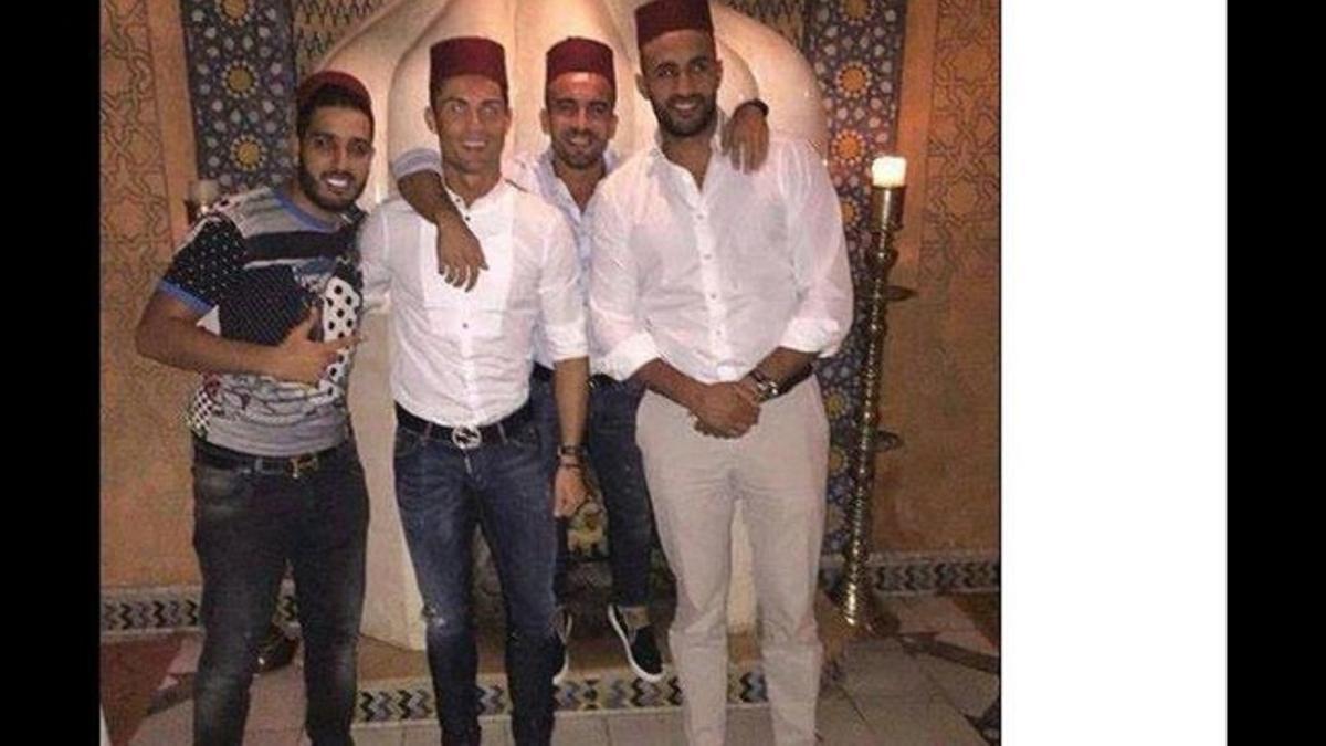 Cristiano posa junto a sus amigos en una de las visitas a Marruecos