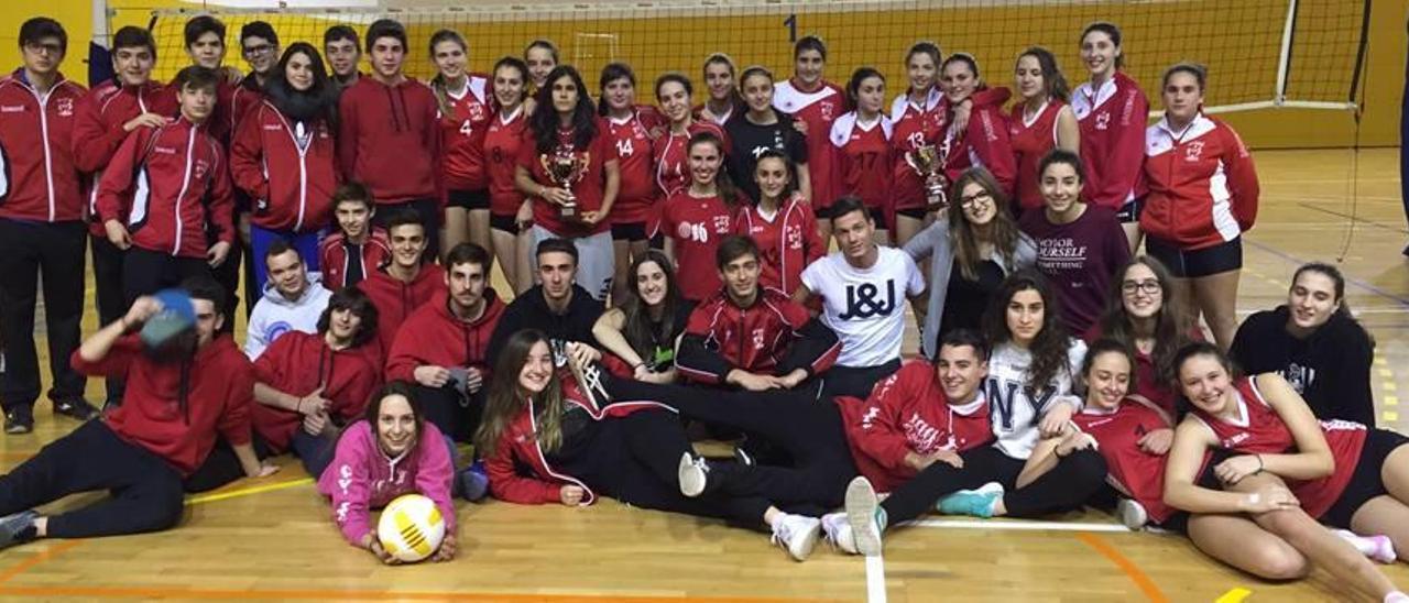 El juvenil femenino del Club Voleibol Xàtiva gana el torneo de Esplugues de Llobregat