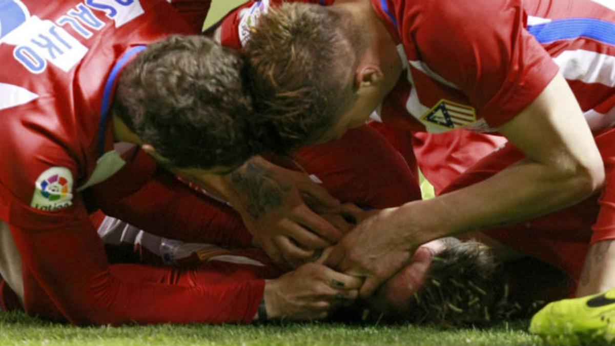 Los jugadores del Atlético de Madrid asisten a Fernando Torres, tras sufrir un golpe y quedar incosciente en Riazor.