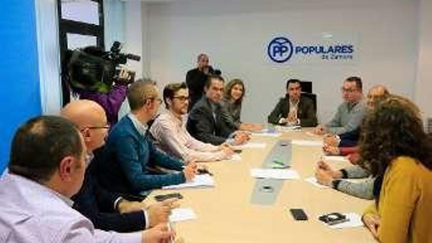 Reunión del grupo municipal del Partido Popular en Víctor Gallego. Foto L. O. Z.