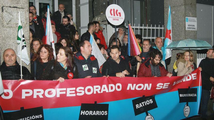 El profesorado traslada sus protestas a la delegación de Educación