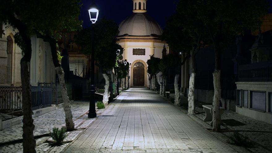 Vista del Cementerio de San Miguel por la noche.