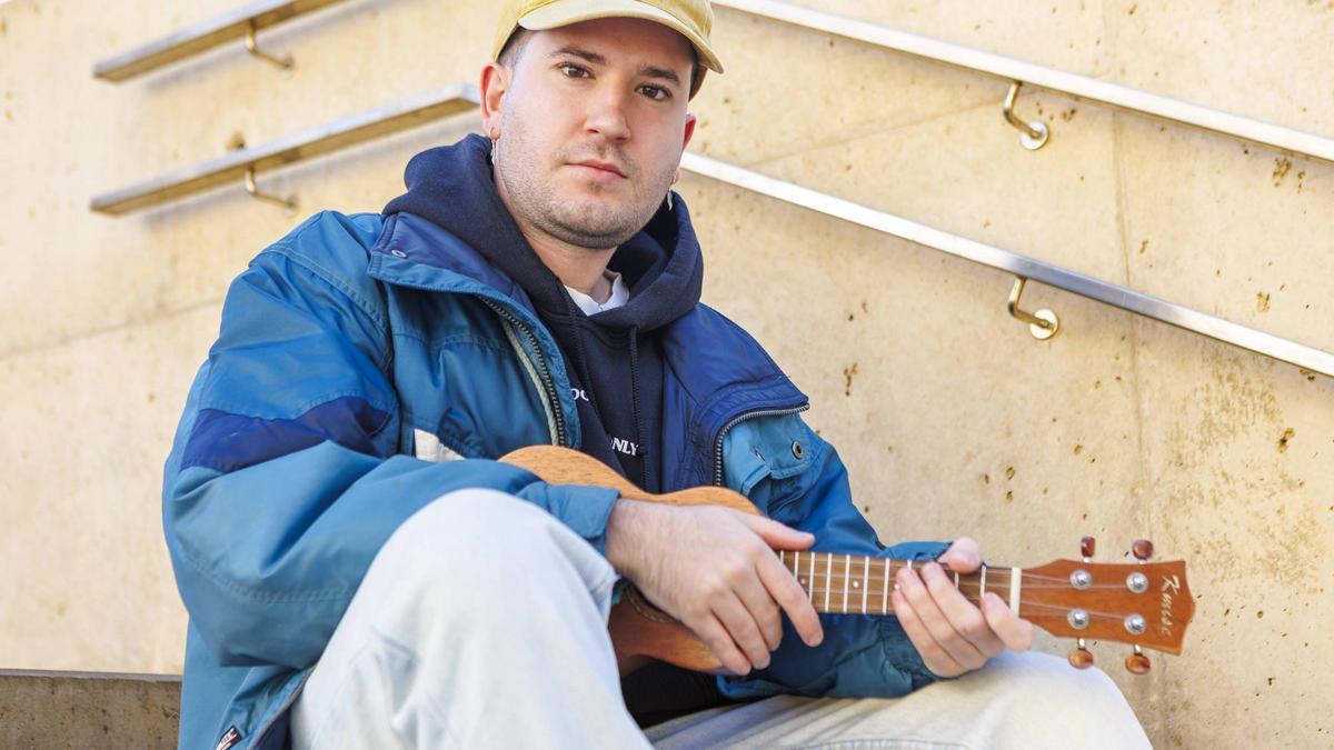 Roger Vallejo amb l'ukelele, l'instrument que el va introduir a la música