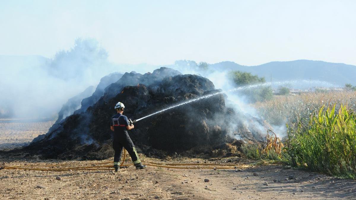 Extinguido tras 13 horas el incendio en un enorme pajar en Encinarejo
