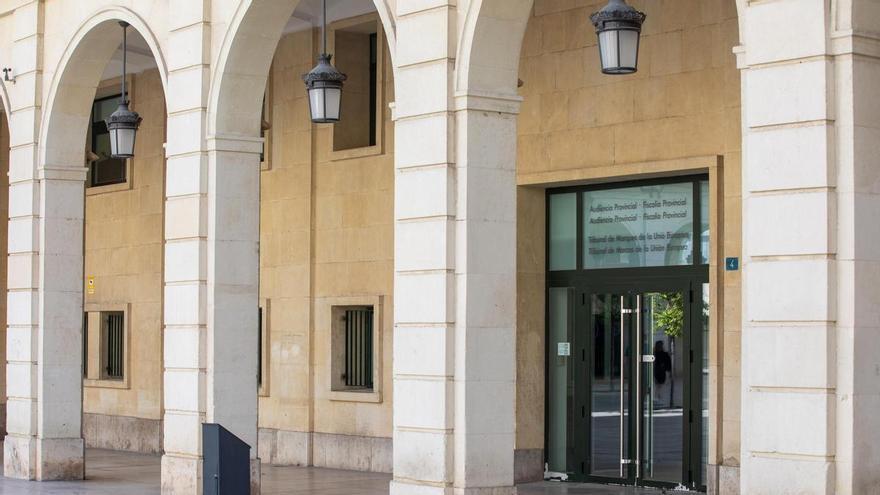 Cuatro años de cárcel para un vecino de Calp por vender la casa de su padre con demencia y vaciar las cuentas