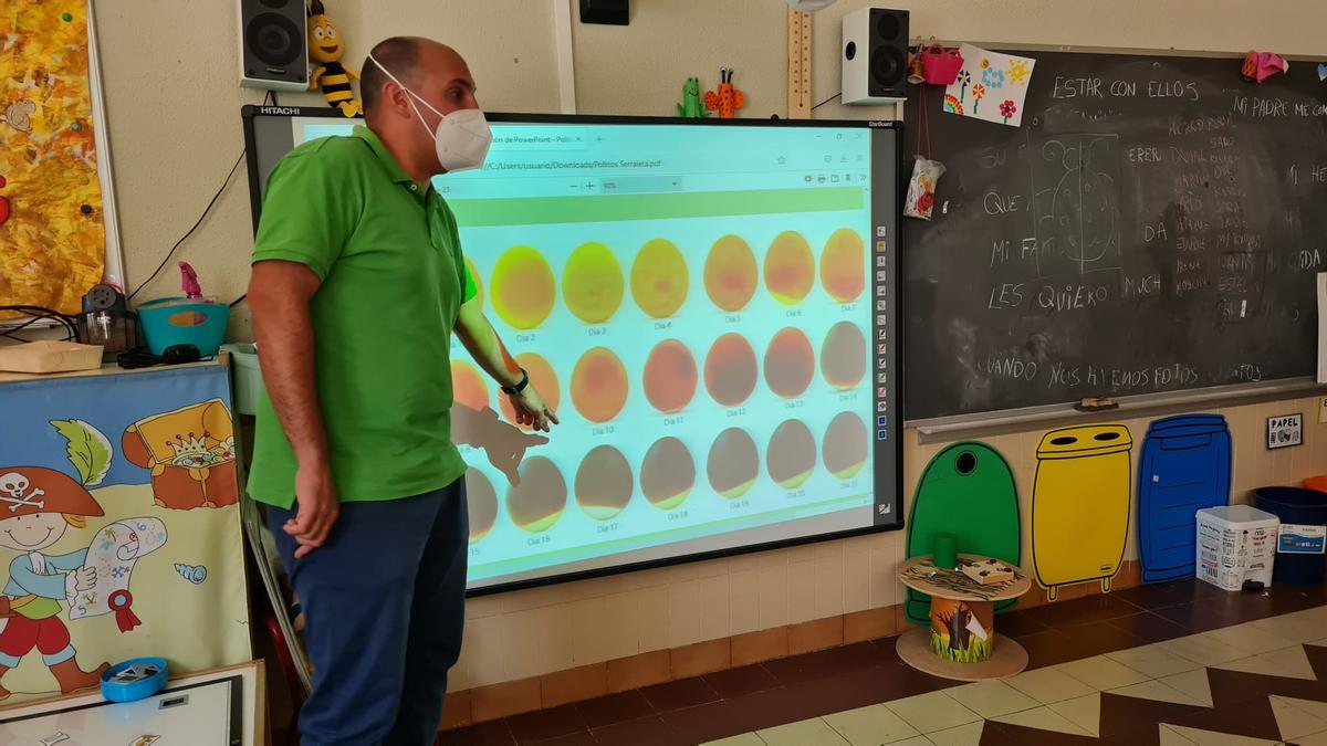 El profesor Paco García en el aula de infantil P-5 del colegio Lope de Vega.