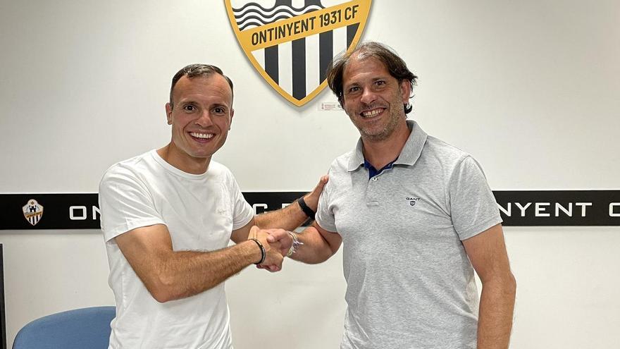 &quot;Juli&quot;, durante su presentación como jugador del Ontinyent 1931, con Miguel Ángel Mullor, expresidente del club