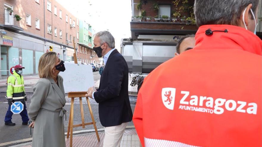 La concejala de Infraestructuras, Patricia Cavero, junto con el alcalde, Jorge Azcón, este miércoles en Las Fuentes.