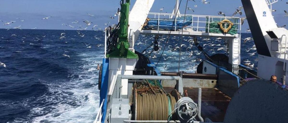 Popa de un buque de arrastre de capital gallego.