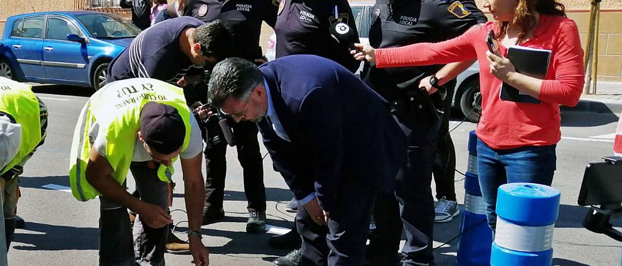 Imagen del alcalde Manuel Pineda cuando se interpuso en la señalización de Orihuela que consideraba de Rafal en marzo de 2019.  | TONY SEVILLA