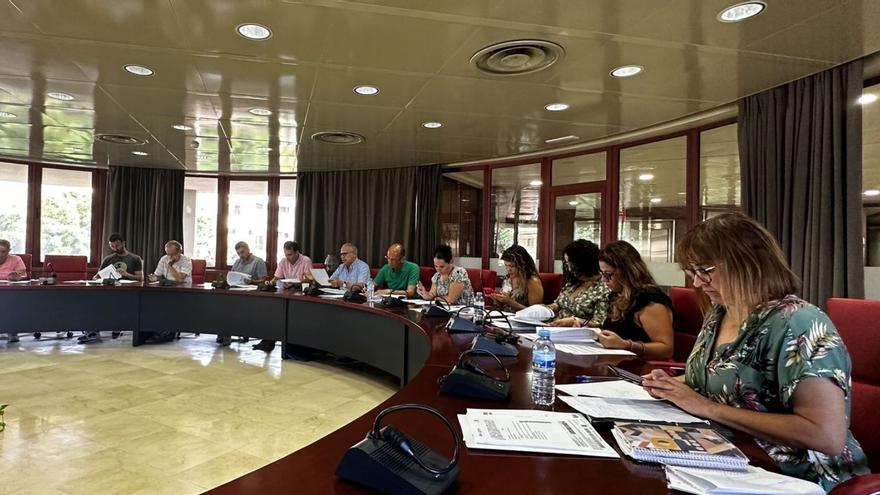 Imagen de la reunión del Consejo Rector presididio por Casimiro Curbelo. | | E.D.