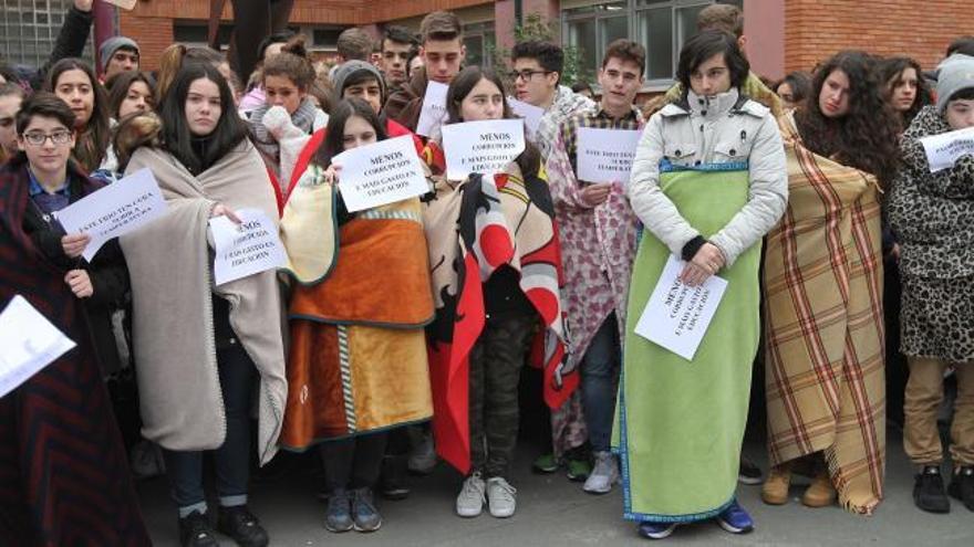 Estudiantes con la manta a cuestas