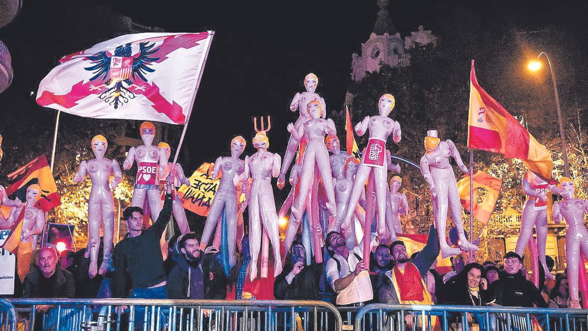 Manifestantes con muñecas hinchables durante una manifestación contra la amnistía frente a la sede del PSOE en Ferraz el 14 de noviembre. Diego Radamés/E.P.