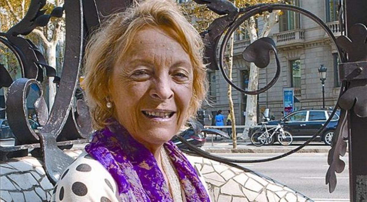 Soledad Puértolas, dilluns, al passeig de Gràcia de Barcelona. Soledad Puértolas, dilluns, al passeig de Gràcia de Barcelona.