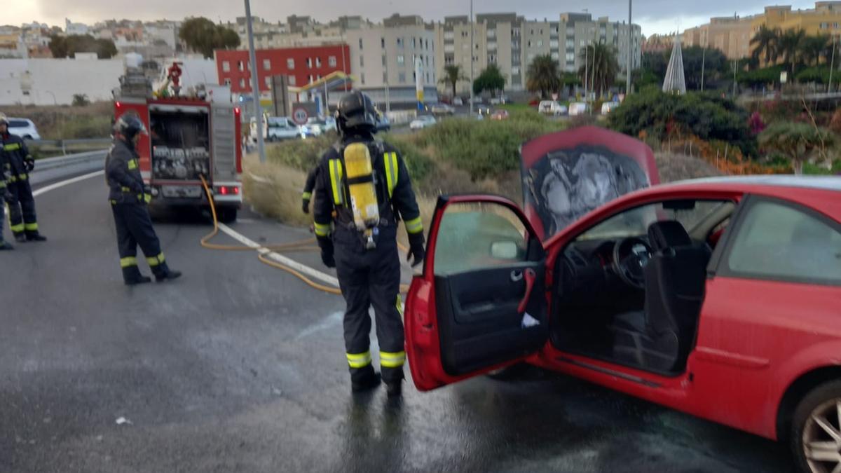 El incendio de un coche en Lomo Los Frailes genera retenciones