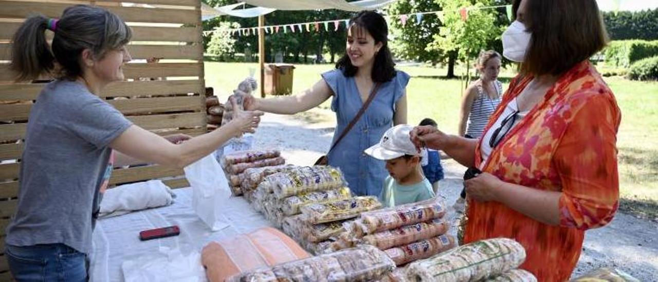 En el Avoa Fest no faltaron las tradicionales rosquillas. | // RAFA VÁZQUEZ