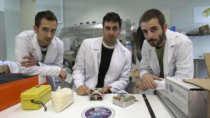 Tres de los impulsores de FrogSpace, ayer en la facultad de Ingeniería Industrial.  // Ricardo Grobas