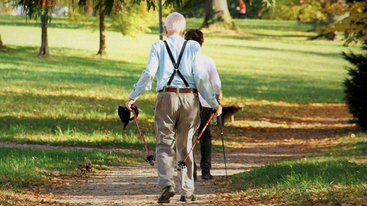 jubilados paseando