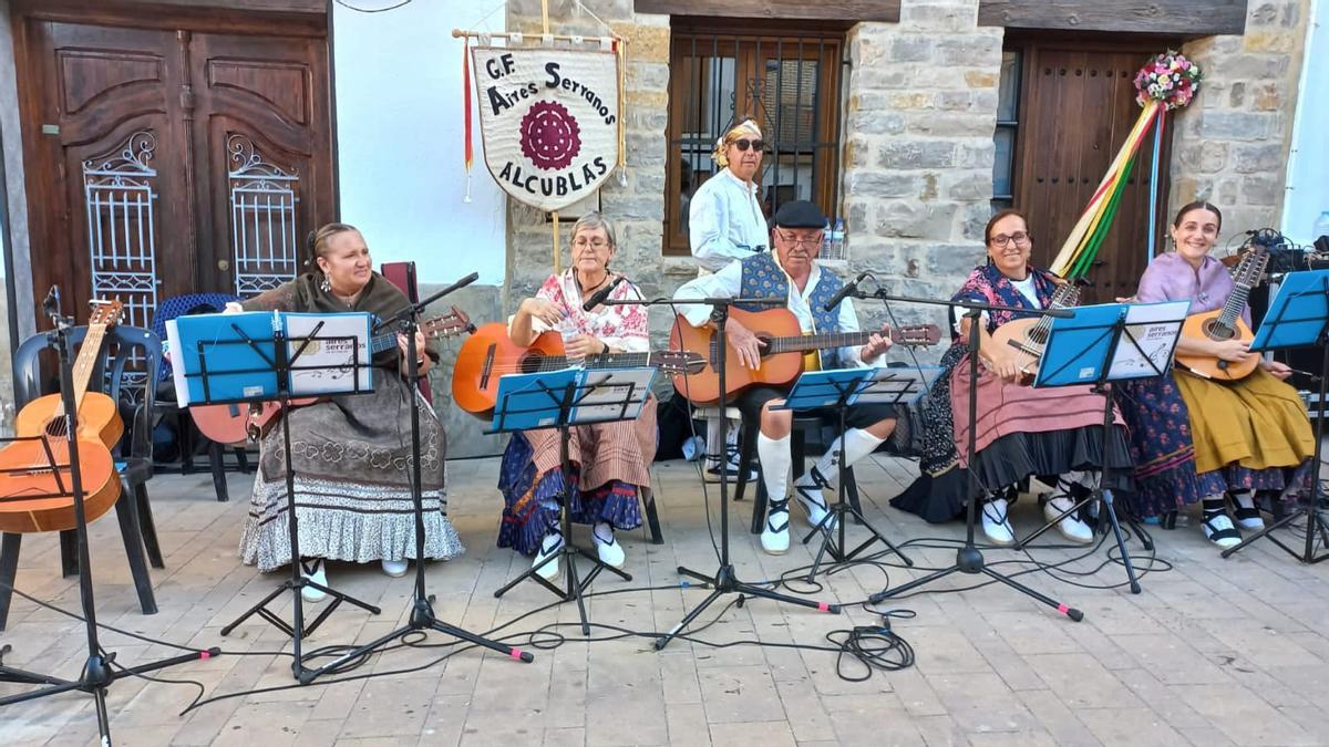 El cuadro musical que ayuda a engrandecer el legado serrano.