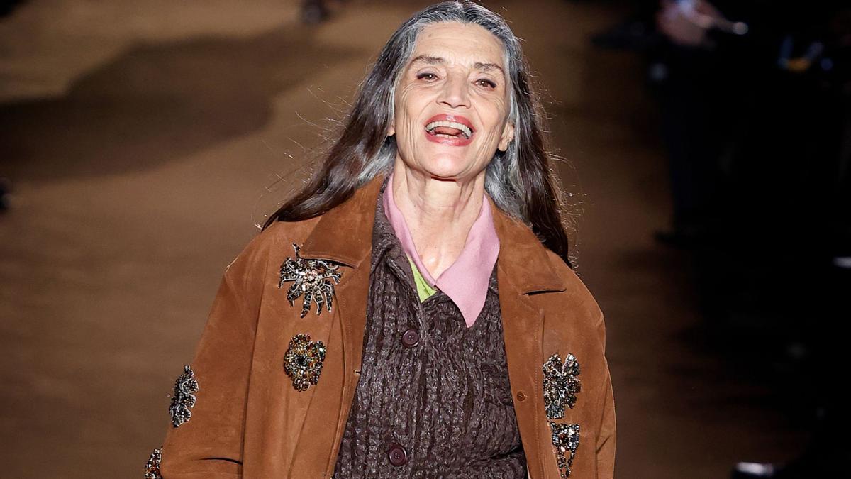 Ángela Molina sorprende en la Semana de la Moda de París desfilando para Miu Miu a los 68 años