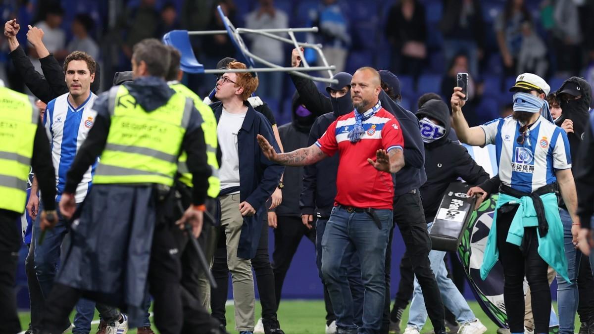 Los Ultras del Espanyol saltaron al campo para interrumpir la celebración del Barça