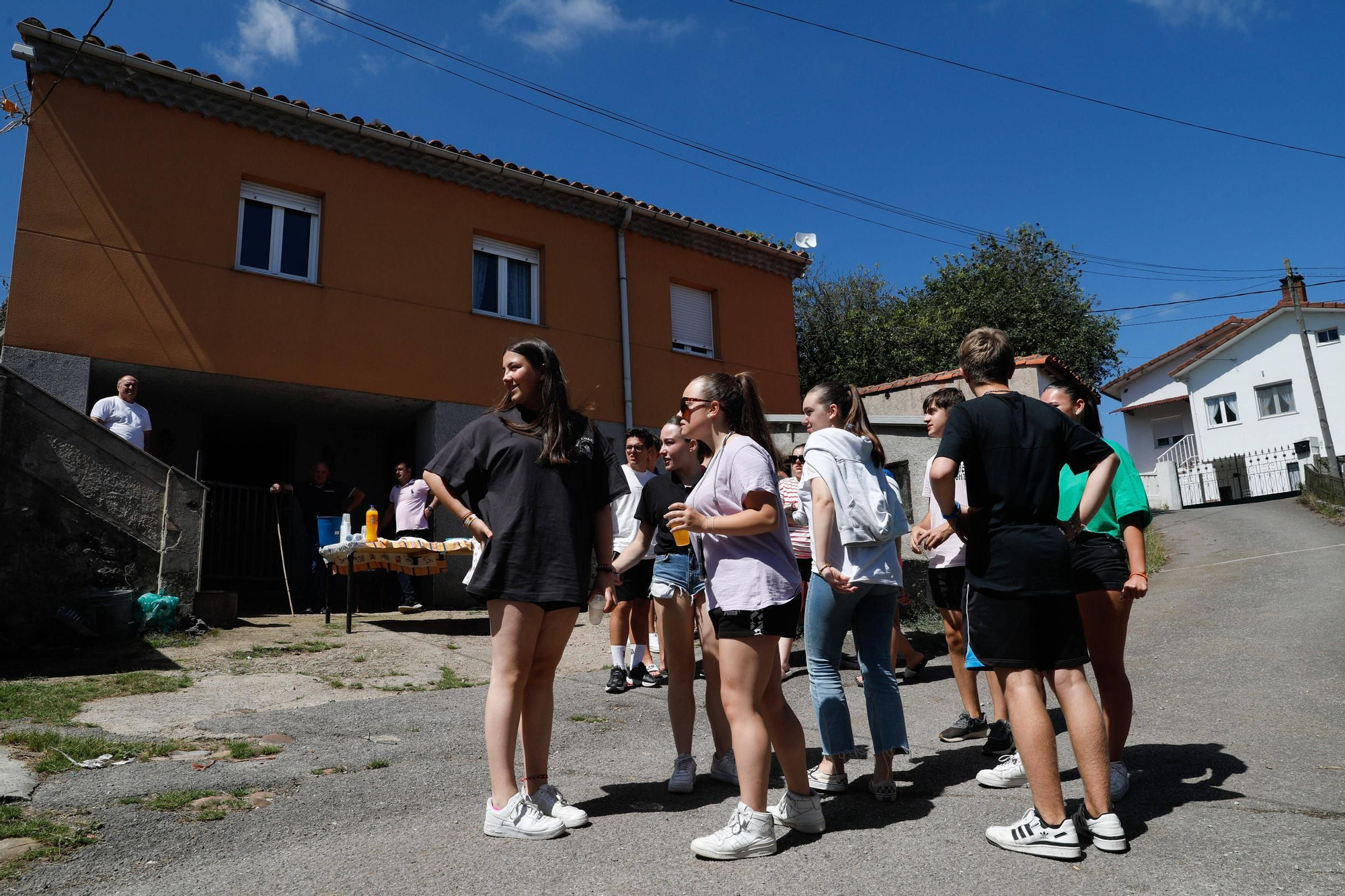 EN IMÁGENES: los vecinos de La Peral celebran "la fiesta de los viejos" con gran espectación