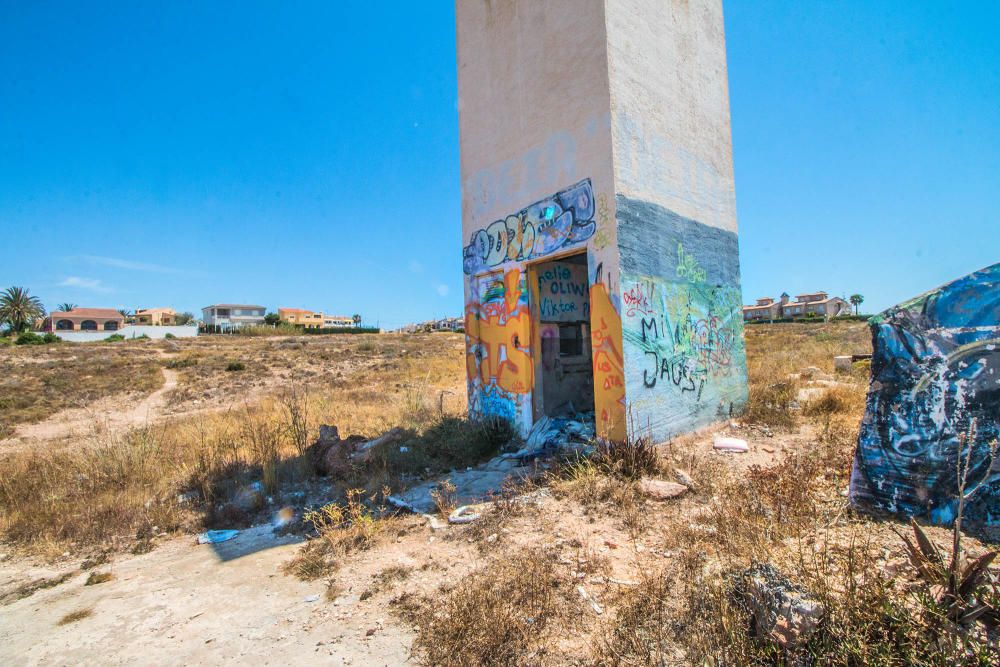 Solares abandonados en Aguas Nuevas de Torrevieja