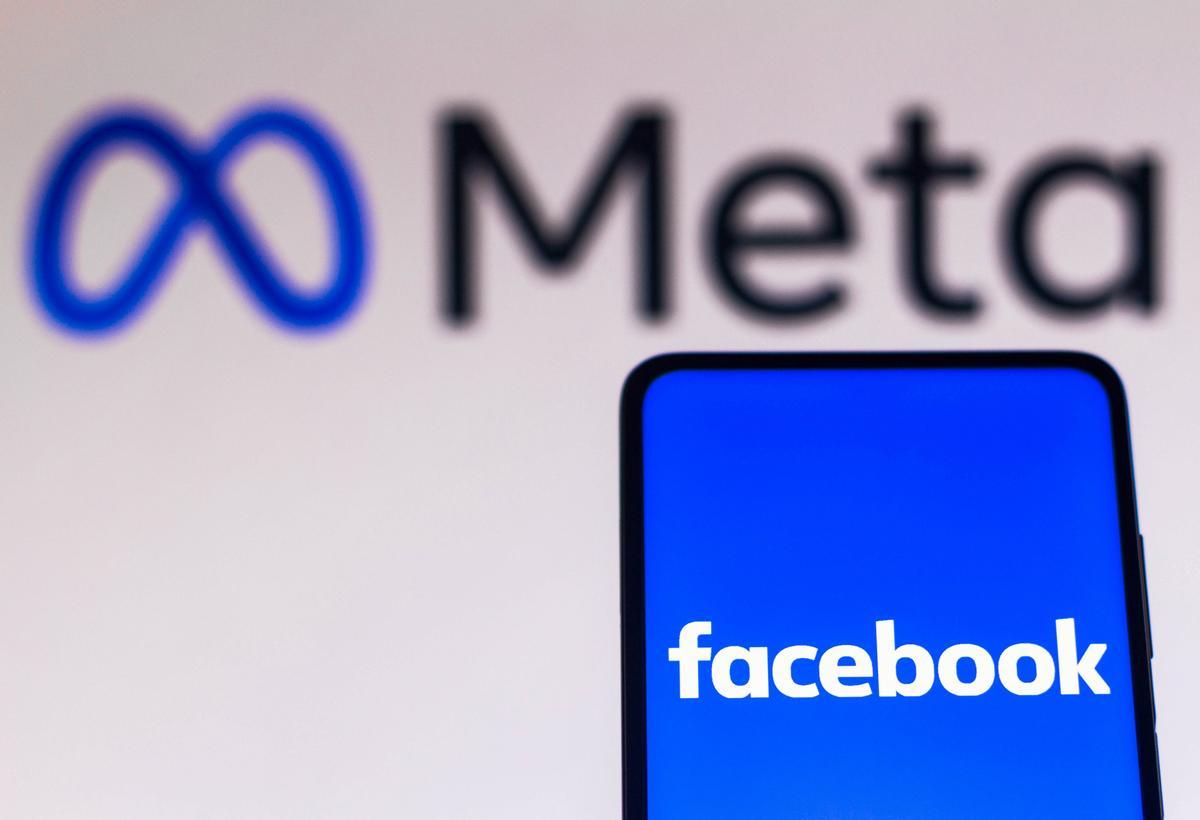 Archivo - FILED - 28 October 2021, Brazil, ---: The Facebook logo is displayed on a smartphone with a Meta Logo in the background. A Russian court has imposed large fines on Google and Facebook's parent company Meta for allegedly refusing to delete &quot;forbi