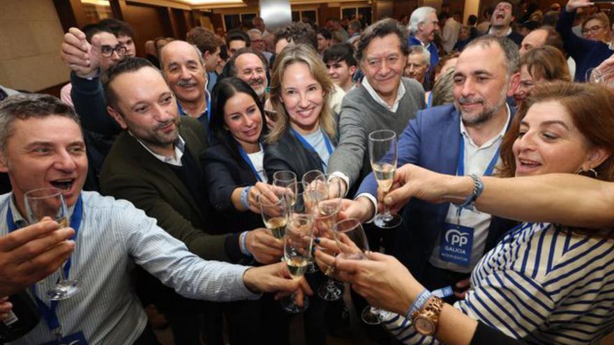 El PP de Vigo celebra la victoria electoral de Rueda