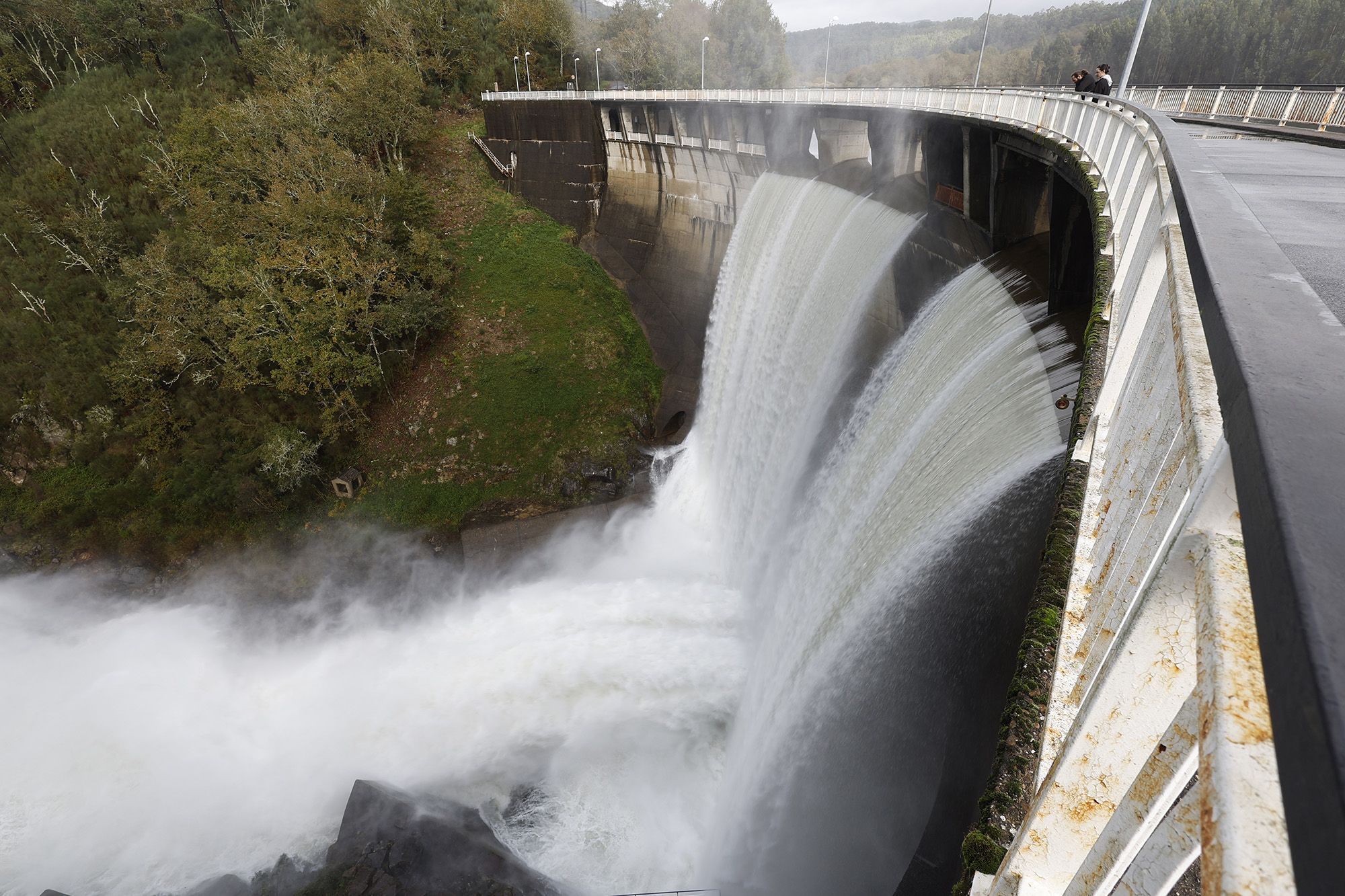 Vista aérea del embalse de Eiras este domingo, con las compuertas abiertas