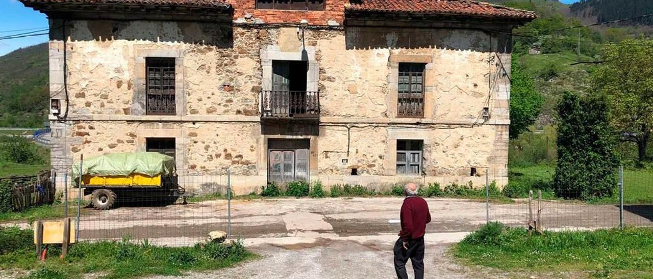 Gumersindo Díaz mira la Casona de Xerra, en la localidad allerana de Soto.