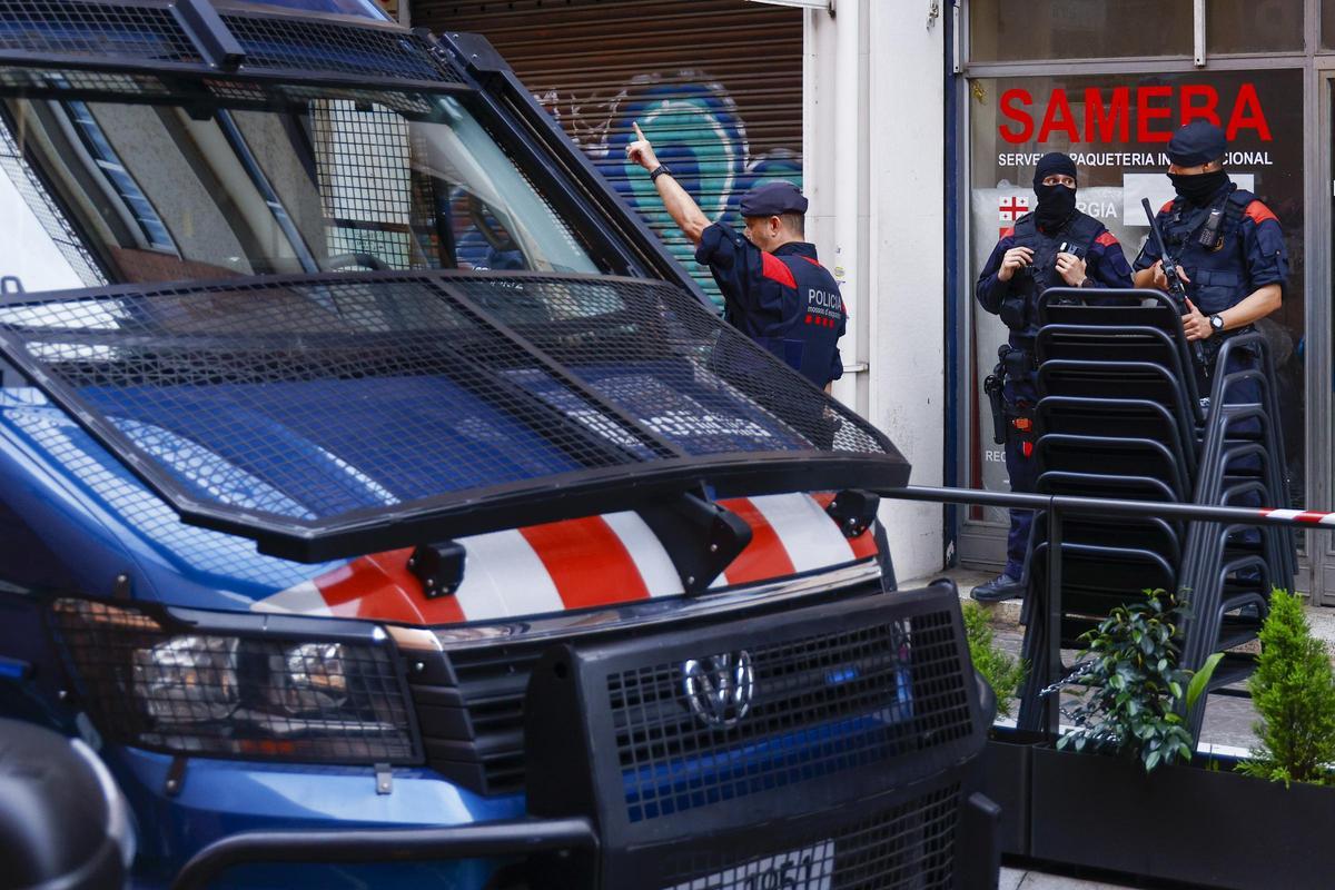 Agentes de policía realizan una intervención en la calle de Serrano, 48 de Barcelona