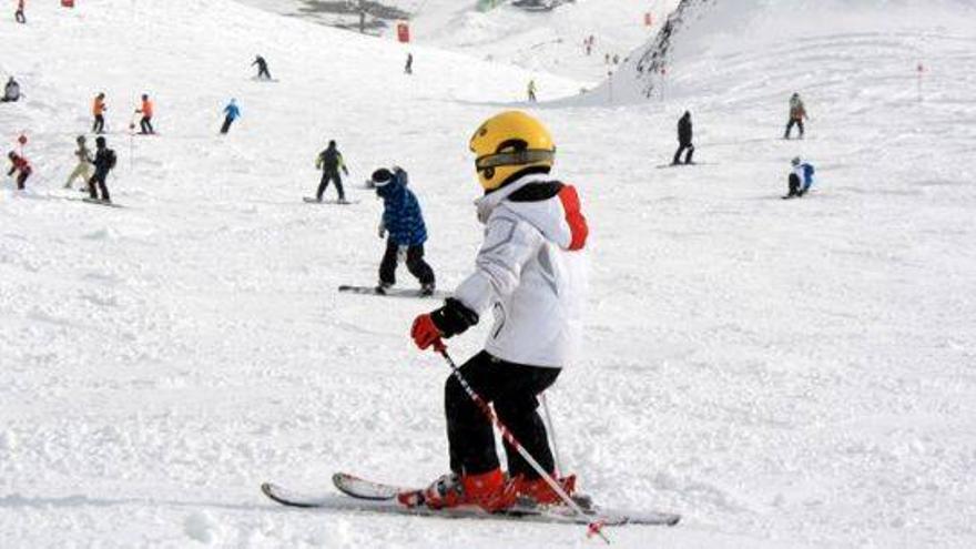 La crisis económica y la escasez de nieve retraen la afluencia al Pirineo