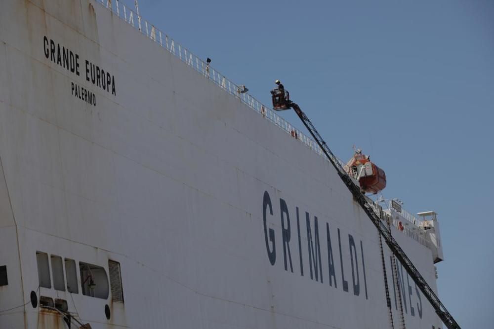 El barco incendiado Grande Europa ya está en Palma