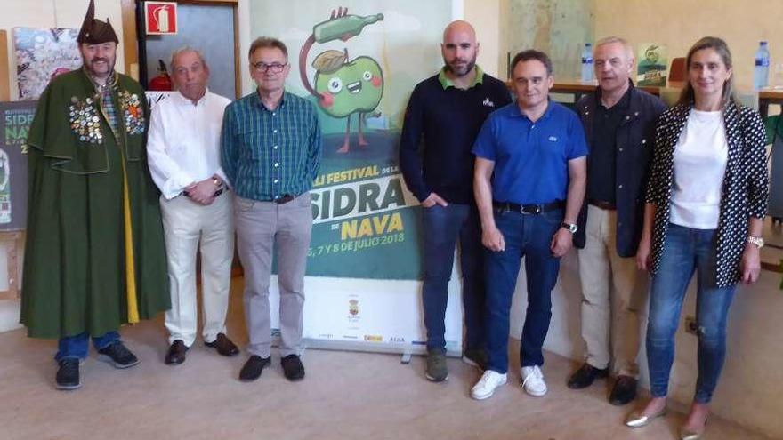 Por la izquierda, Ricardo del Río, Leocadio Redondo, José Vigón, Manuel Marcilla, Juan Cañal, José Luis Contado y Desiree Carrio, en la presentación del festival en el Museo de la Sidra de Nava.