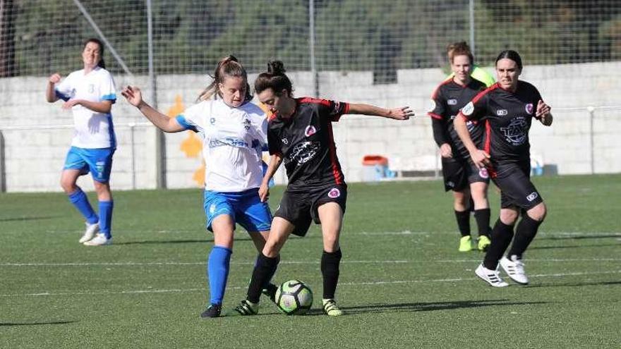 La unionista Helena disputa un balón con una rival. // Jesús Regal