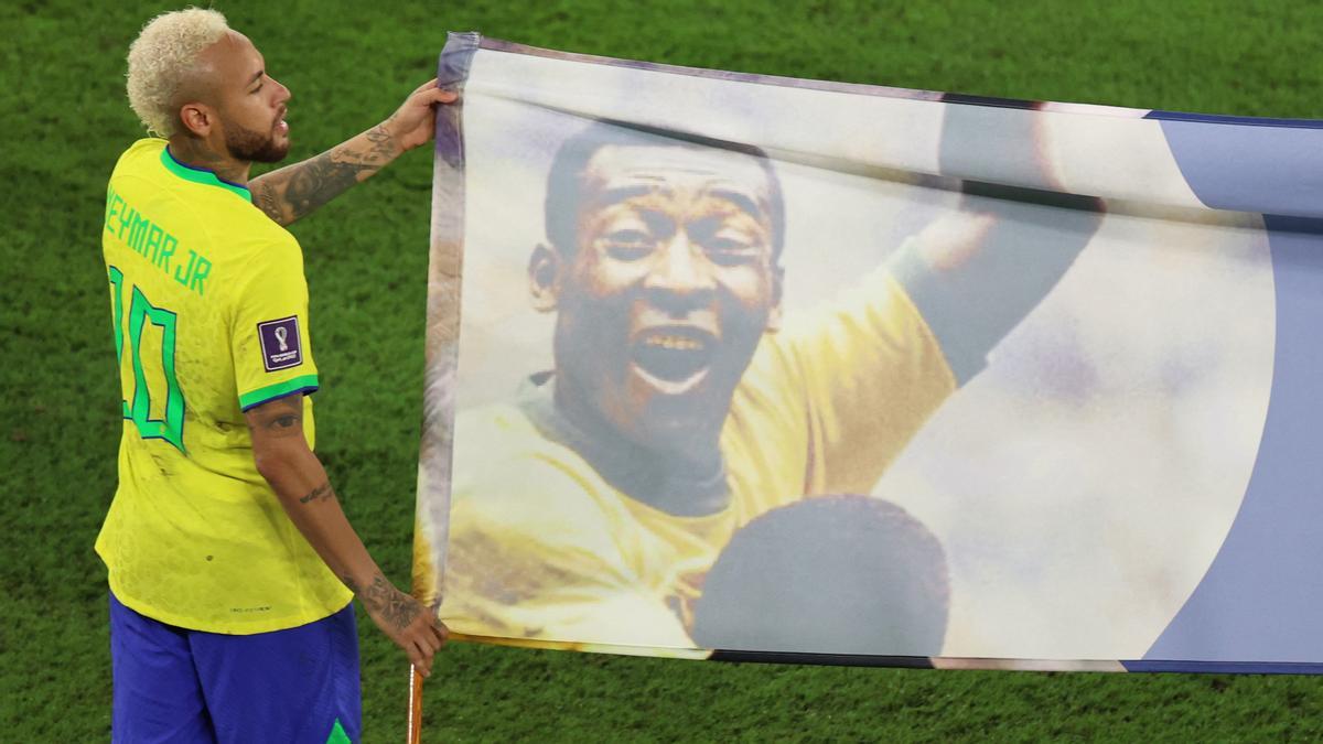 Neymar exhibe una pancarta apoyando a Pelé tras el 4-1 a Corea del Sur.