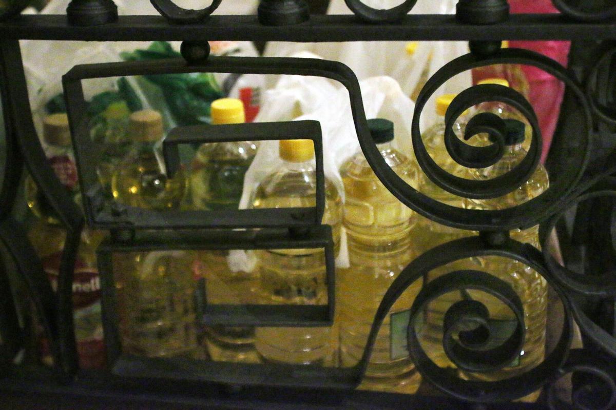 Cientos de devotos ofrendan aceite a las Animas Benditas, en la iglesia de Santiago