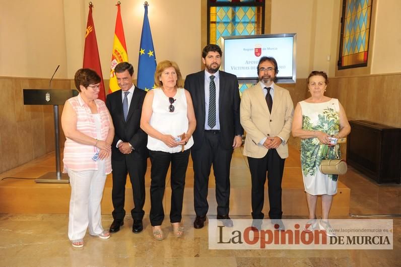 Murcia, primera comunidad en entregar tarjetas identificativas a las víctimas del terrorismo que dan descuentos y prestaciones