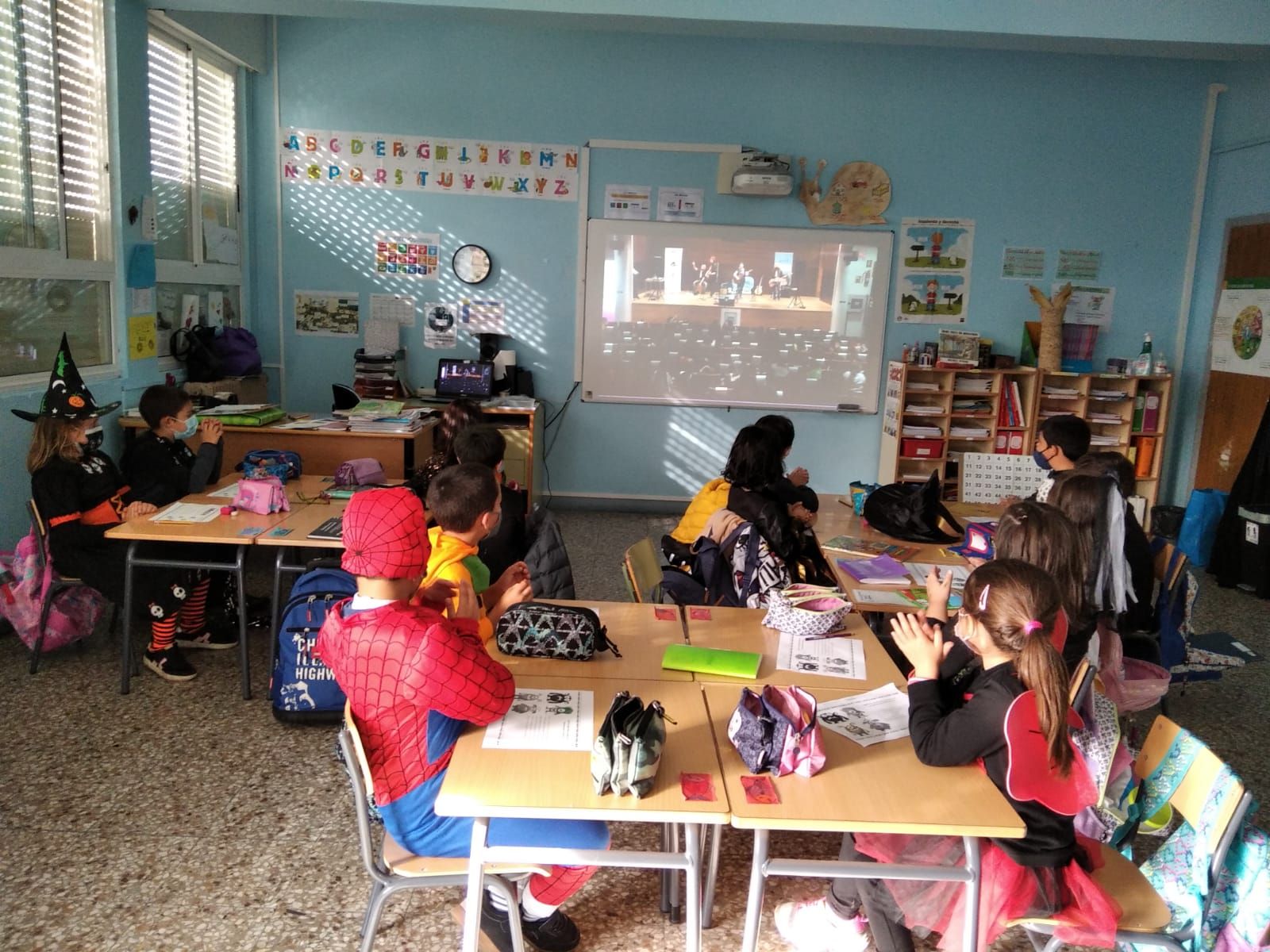 Alumnos do CEIP Montemogos vendo por streaming o acto do Correlingua.