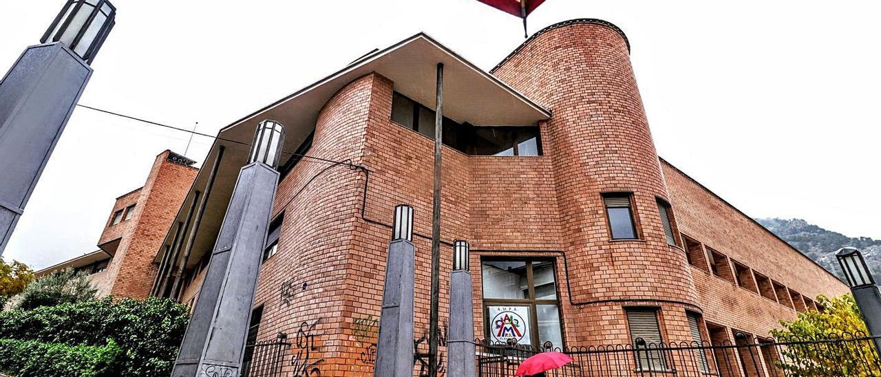 Vista del colegio público El Romeral de Alcoy, que finalmente mantendrá todas sus aulas. | JUANI RUZ