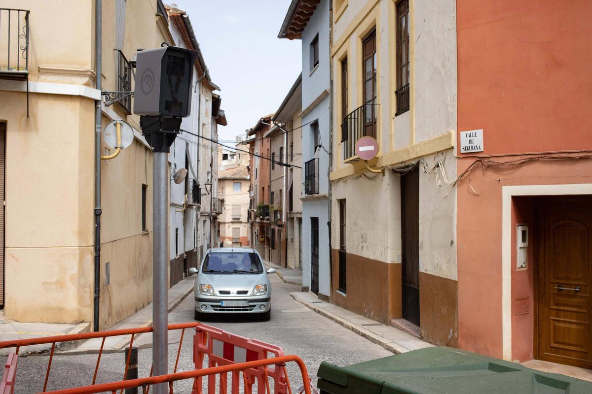 El radar ubicado en el cruce entre las calles Bruns y Segurana, este lunes.