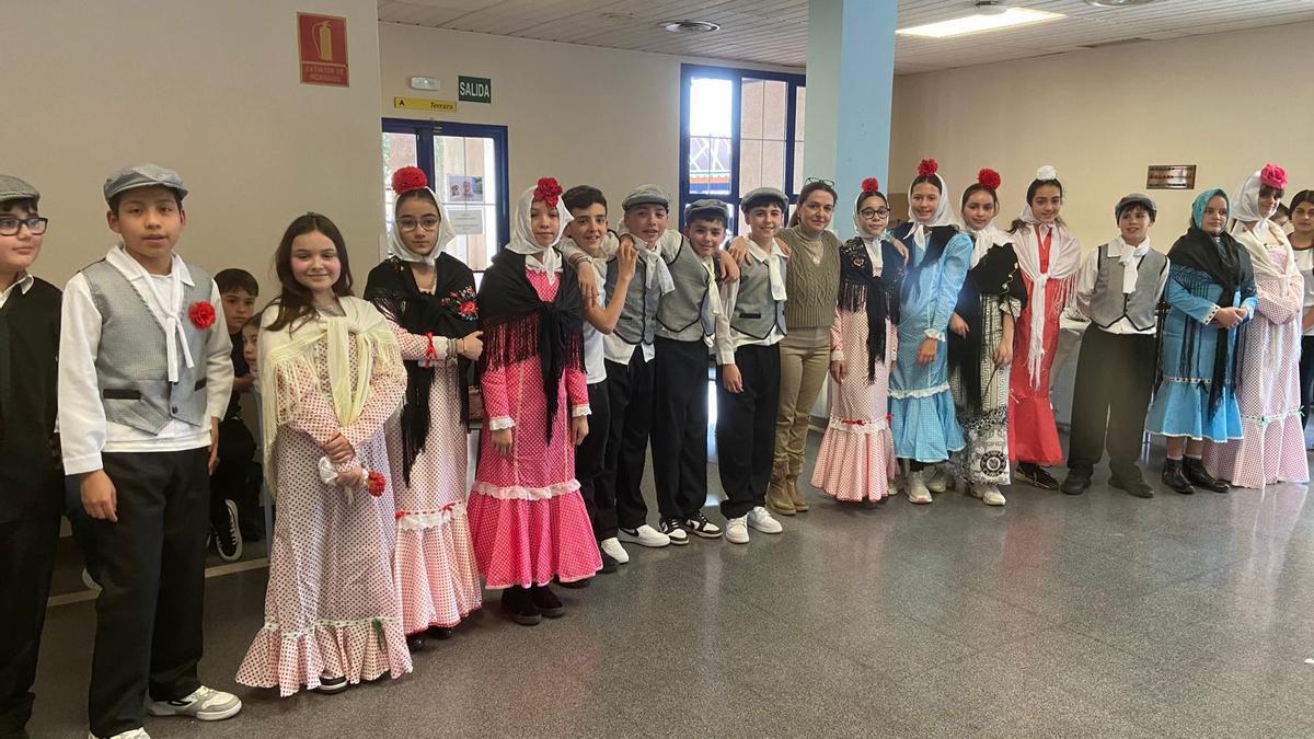 Escolares del colegio Fernando II de Benavente en una jornada lúdica con los mayores de la Residencia Mixta.