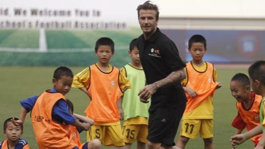 David Beckham juega con varios estudiantes en Nanjing