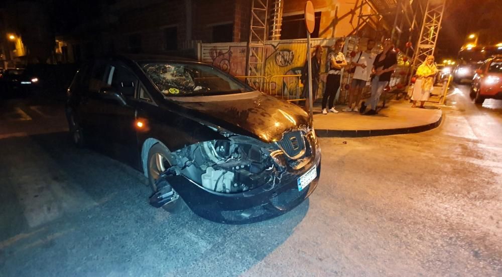 Dos coches se vieron implicados en un aparatoso accidente en la confluencia de las calles San Pascual con Hermanos Bazán en Torrevieja