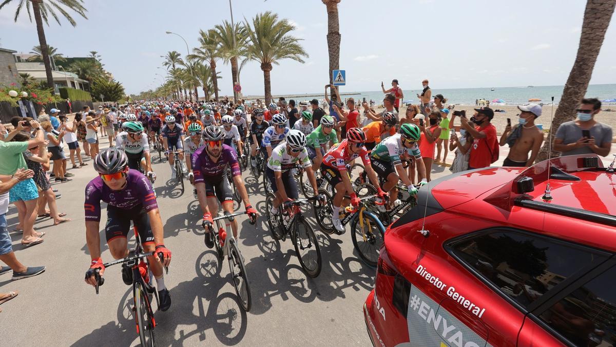 Espectadores de la Vuelta con mascarilla en el tramo por la Manga del Mar Menor.