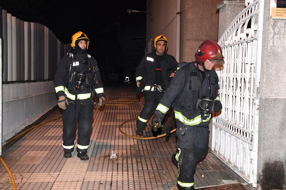 El fuego se originó en uno de los vehículos del sótano primero del número 213 de la vía y los bomberos tardaron tres horas en extinguirlo.