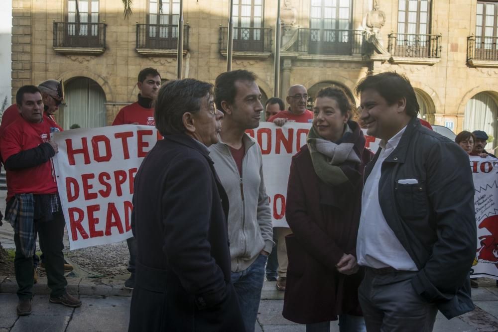 Concentración a la puerta del hotel Reconquista