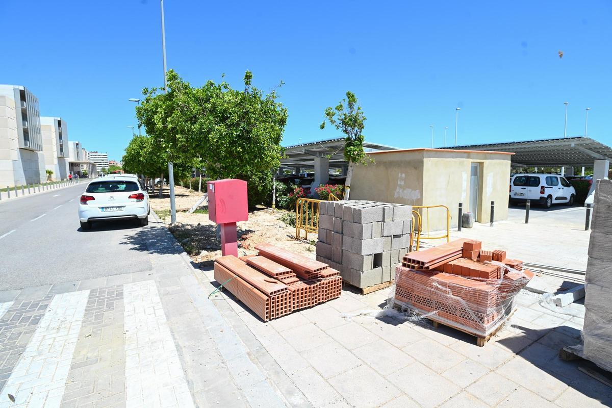 Material de obra junto a una de las zonas que ya ha incorporado los paneles solares