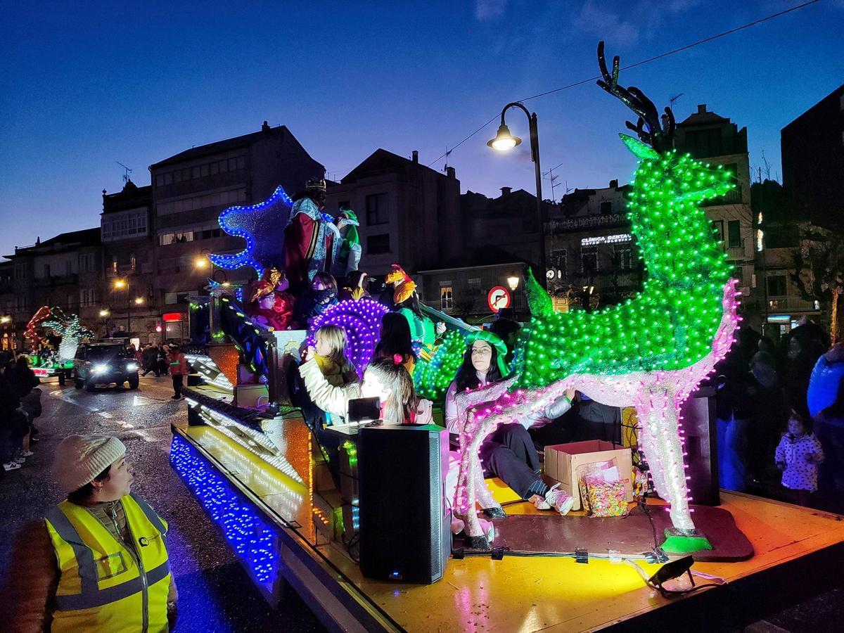 Las fotos de Sus Majestades los Reyes Magos recorriendo Cangas